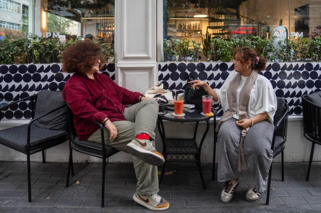 لاکچری‌های کوچک؛ چرا مردم تو گرونی هنوز پولِ کافه دارن؟