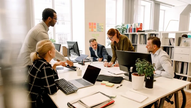 تیم فروش تلفنی؛ چرا فقط استخدام چند نفر پشت تلفن کافی نیست؟